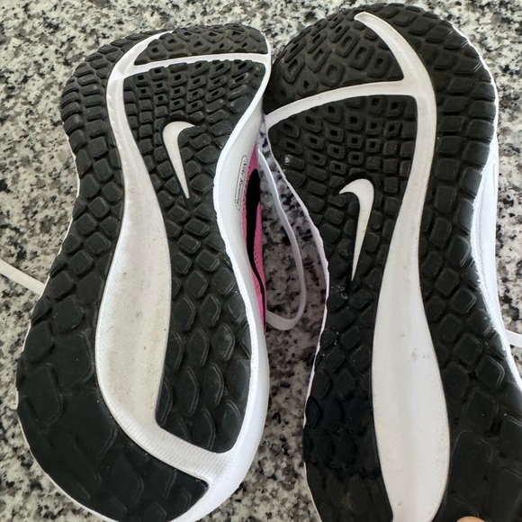 Nike Women's Athletic Shoes in White and Pink - Picture 4 of 4
